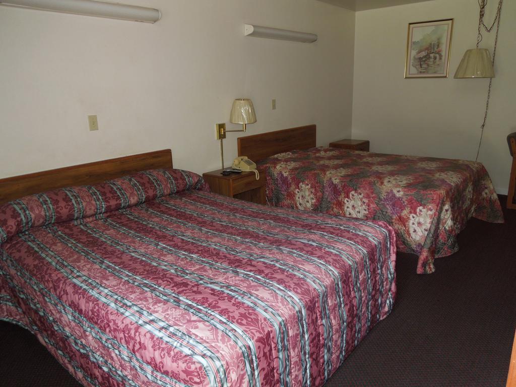 Lees Motel Edison Room photo